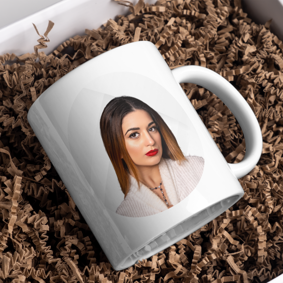 Circular Photo Mug – gift presentation with example photos